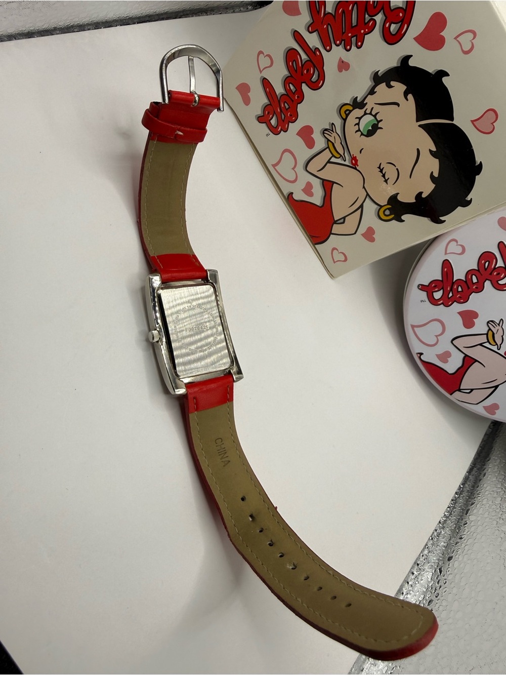 Betty Boop Here's a Kiss Red Band Watch 2005 Avon with Tin & Box (New Battery) - Picture 9 of 12